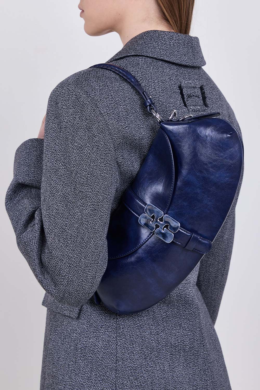 תמונת כל הלוק של תיק כתף קאט